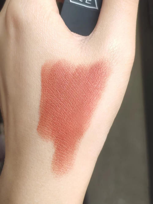 众所周知，脏橘色口红早过时了，今年最显白的是这4支“奶凶色”