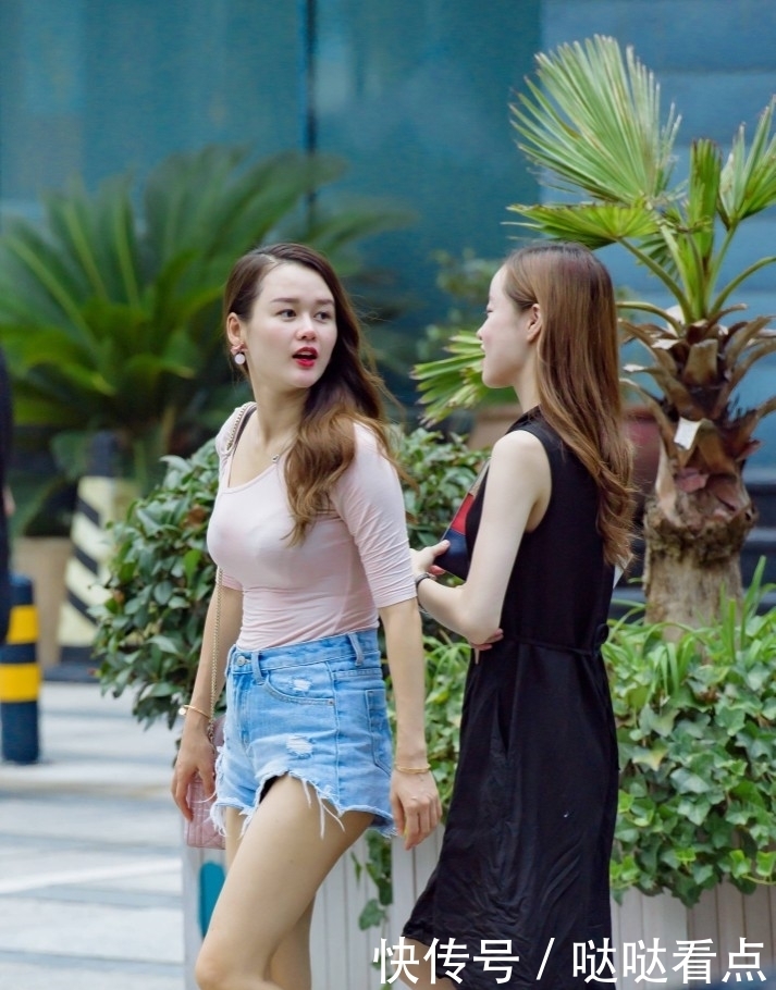 搭配|街拍:牛仔热裤小姐姐和黑色连衣裙美女,美丽的闺蜜二人组!