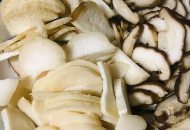 3样素菜一起炒,不放肉也很鲜美,简单营养鲜味足,大人小孩都爱