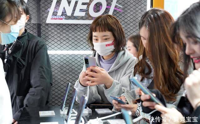 realme赛博朋克快闪店燃爆山城重庆,真我GT Neo火爆热售