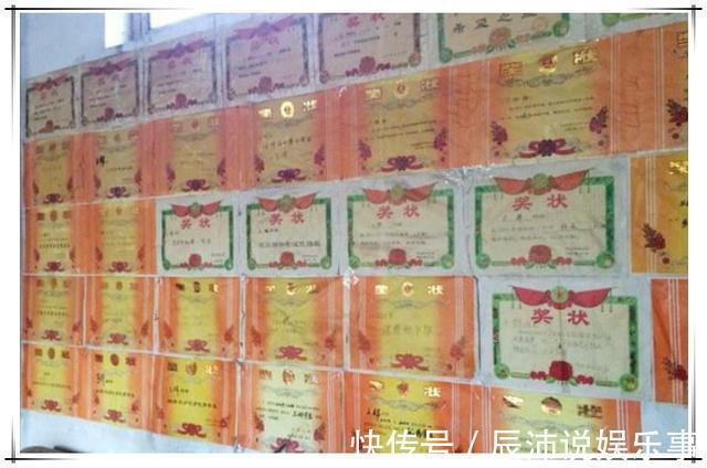 人手|孩子领回第一张奖状,看清上面的字后,宝妈怒了:坑娃不识字?