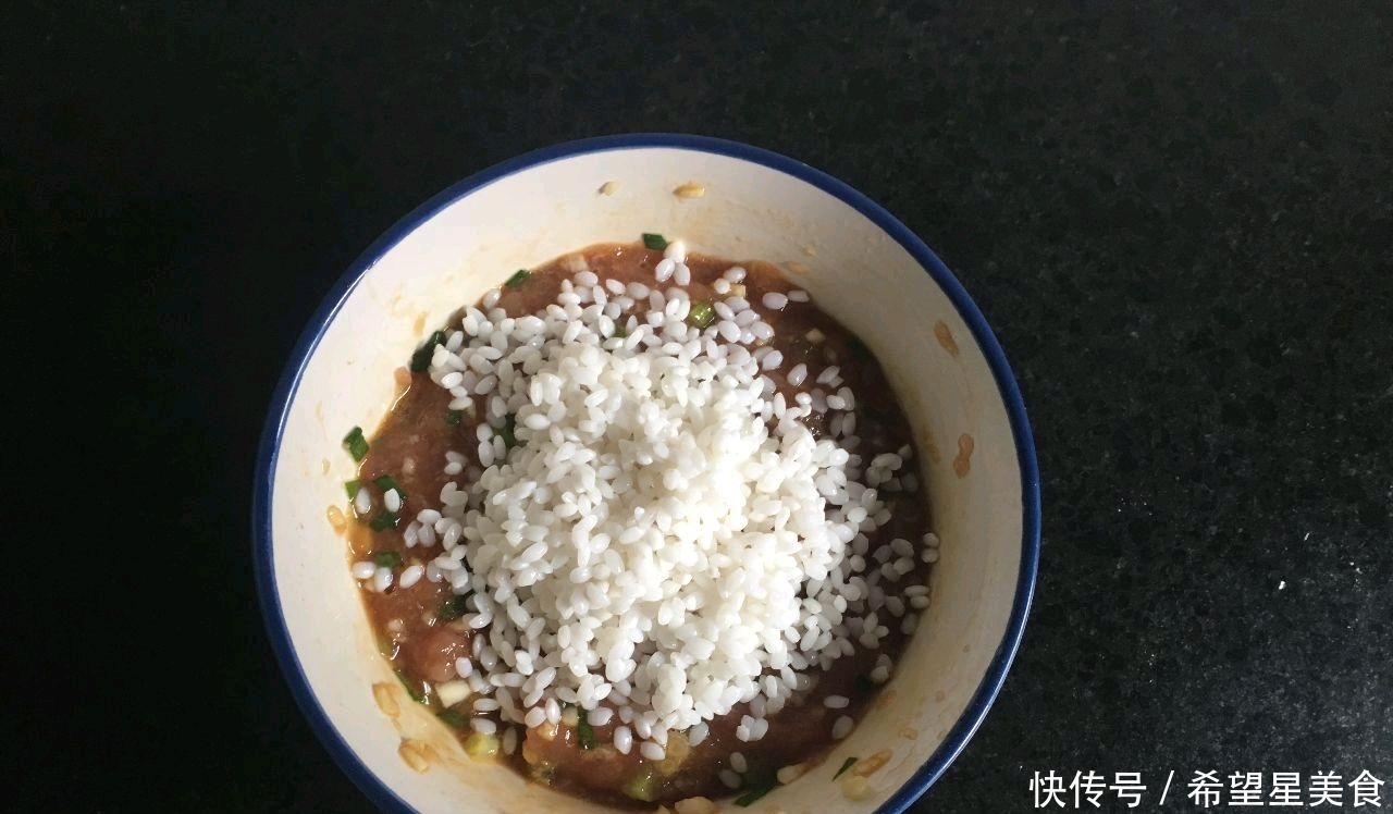 大米别只会蒸米饭了,加半斤肉,几瓣蒜,做好鲜香味美,颜值高