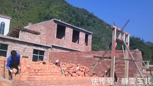 翻盖|农村宅基地翻修后,产权归谁是所有农村房屋都允许翻建吗