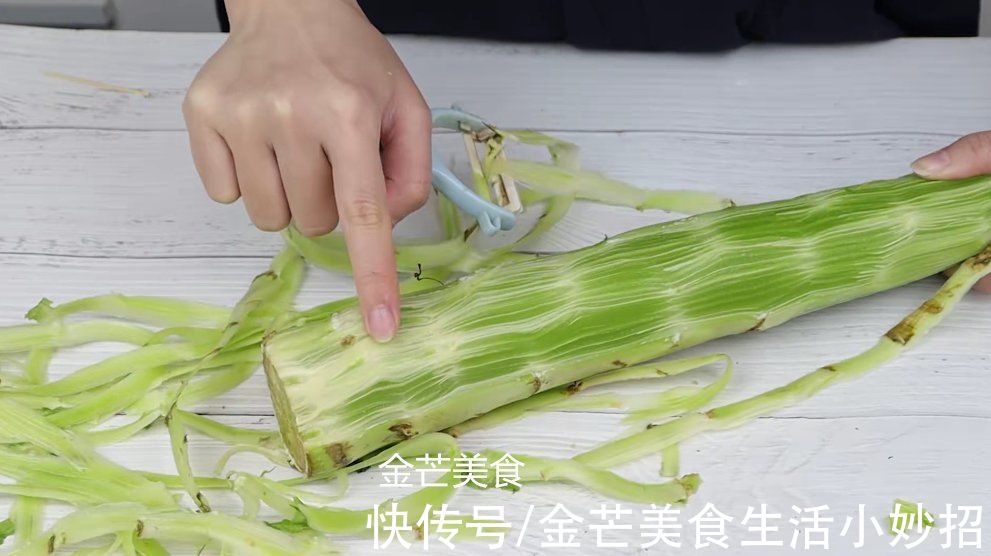 保存莴笋直接放地上是不对的，菜贩子教我一招，放上一个月都不坏