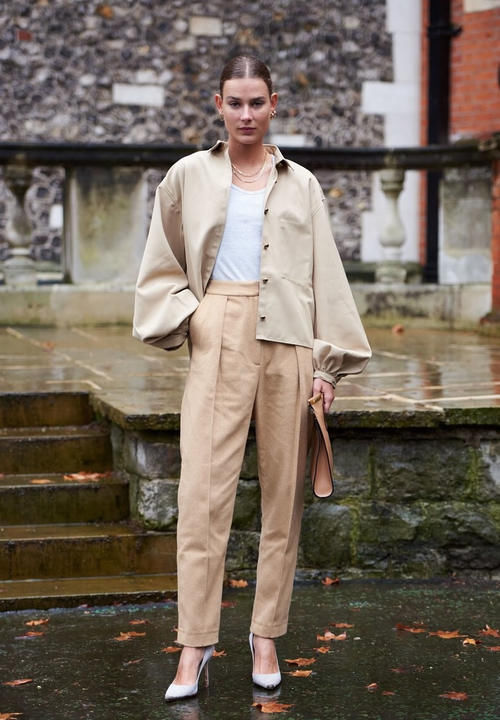 40岁的微胖女人怎么穿？衣服领口要大而且要有高级感，显瘦又时尚