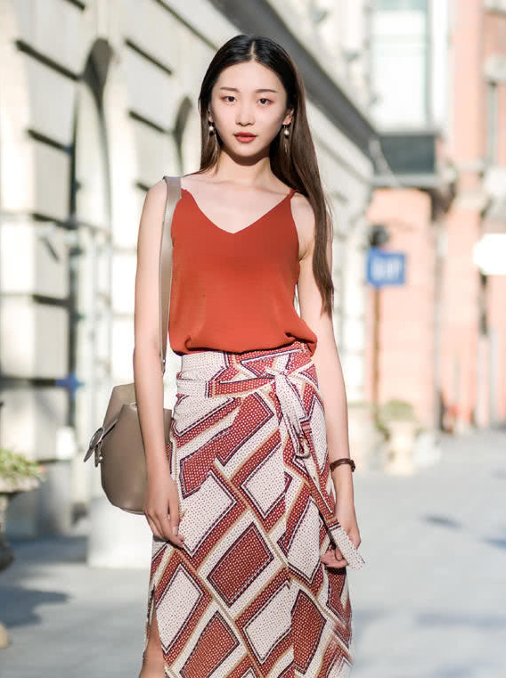 街拍清纯可爱的小姐姐,无可挑剔的长相,气质格外优雅