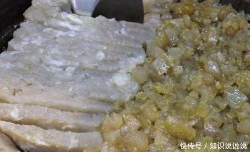 大妈街边摆摊卖自制“懒人菜”,1个人3口锅,一天能卖上百斤!