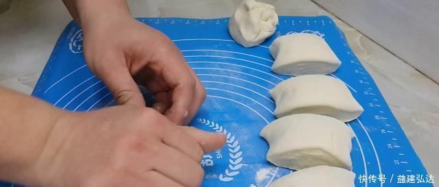 以后面粉就这样做,不发面不烫面,比鸡蛋饼好吃,个个香脆鼓大泡