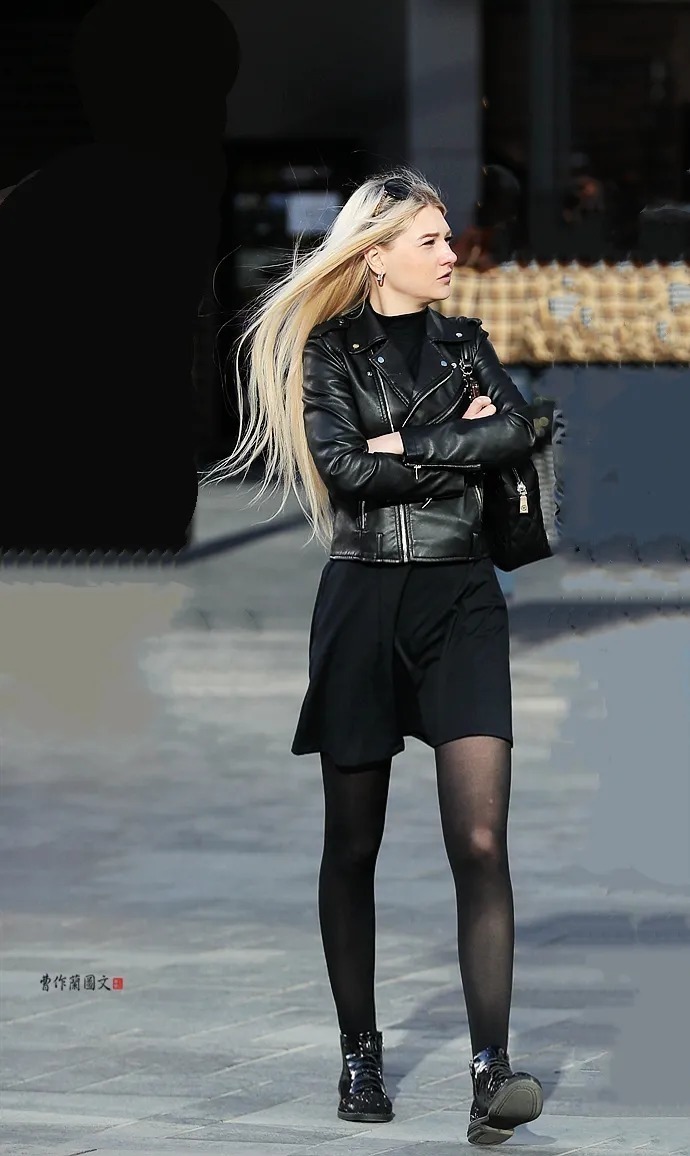 美女|街拍组图:冬装美女,露出少许黑丝,已足够时尚前卫