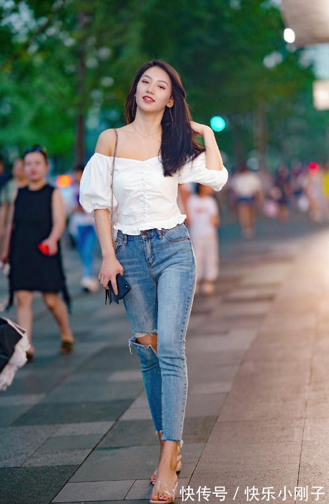 紧身牛仔裤 时尚清新穿搭,白色露肩短袖,搭配紧身牛仔裤,看上去时尚又可爱