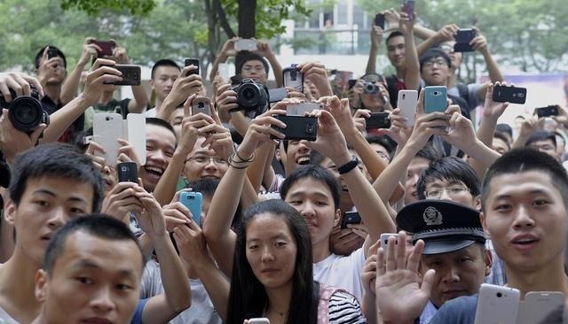 一天倒掉27萬瓶牛奶，你無底線追星的樣子，真丑！