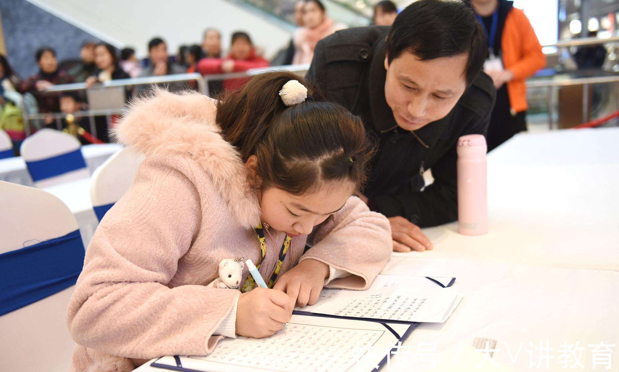 孩子|家长签名意外走红,老师连连赞叹:有这样的家长难怪孩子成绩好