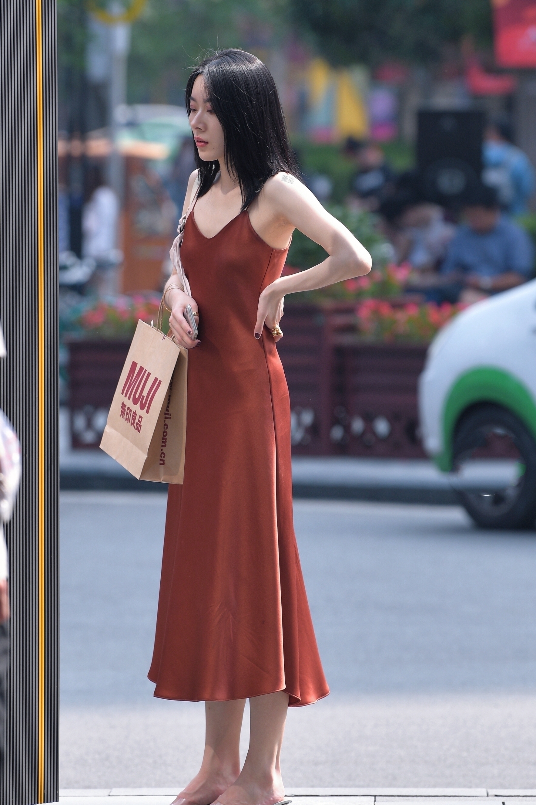 美女|路人街拍美女长发披肩,一袭真丝长裙,性感十足,尽显完美身材