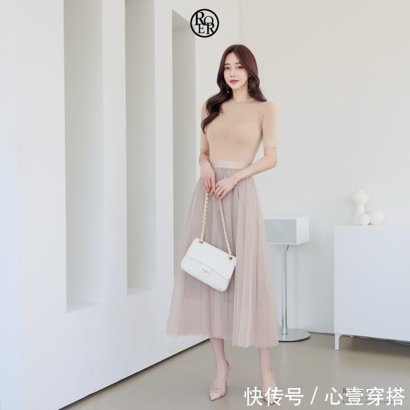 爱丽舍|女神孙允珠高清时尚搭配:爱丽舍珍珠娇杏细螺纹雪纺裙