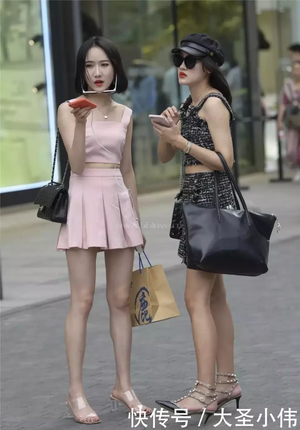 俏皮|美女街拍小姐姐穿粉色短裙套装,俏皮可爱