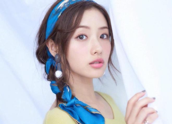 石原里美宣布结婚后首亮相 穿蓝衣甜笑状态好
