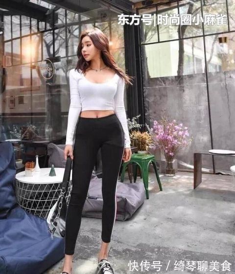 韩流范 街拍穿搭打底裤的美女，贴合曲线，呈现出时尚魅力