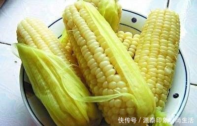 煮玉米时别再只会放盐了,加点它,煮好的玉米才会更美味,更香甜!
