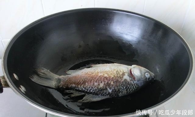  鱼腥味|煲汤的鲫鱼，选多大的最好？怎样去除腥味？掌握这1点，汤鲜不腥