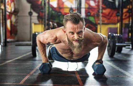 耐力|男人如果坚持做俯卧撑,一段时间后,你会得到4件好事从天而降