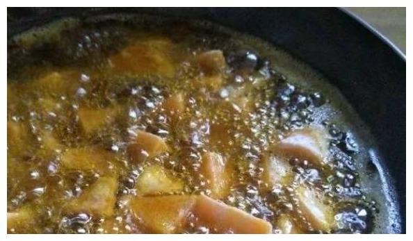 做拔丝地瓜时,切记不可直接下锅炸!厨师教你多1步,拔丝又酥脆