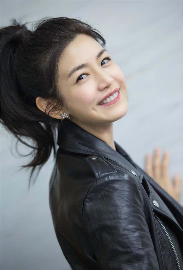 健身 陈妍希努力健身,再坚持不懈的努力后,获得了自己满意的收获