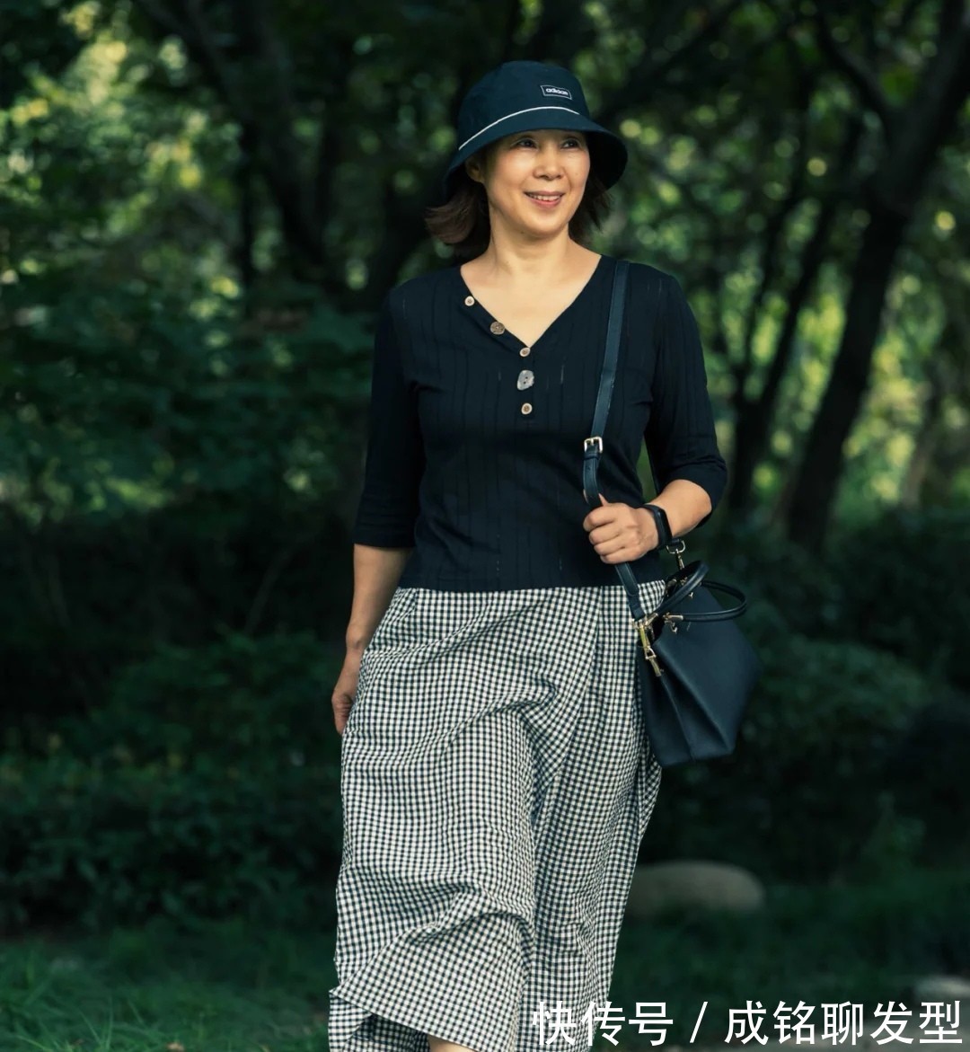 裤装|女人过了60岁别总穿裤装,显胖又不好搭配,裙装舒服时髦又显年轻