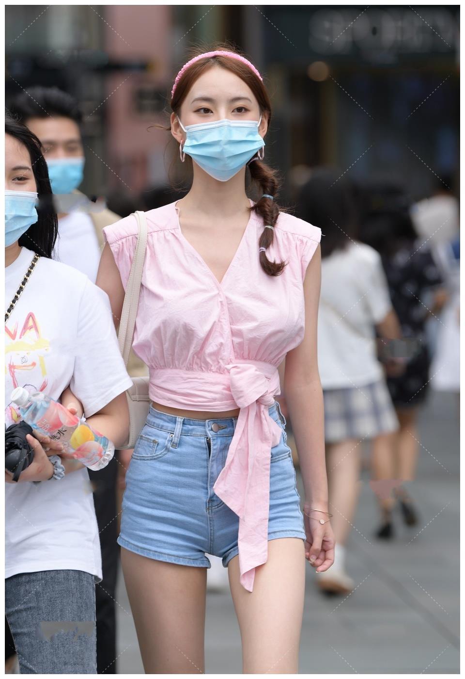 搭配|街拍:粉色的无袖上衣搭牛仔短裤,配上甜美减龄的马尾辫,尽显清新可人