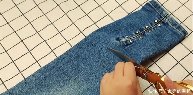 家里不穿的牛仔裤这样改造,时尚又好看,制作起来也超简单