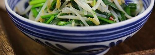 大火快炒即可，做法简单，春天的韭菜鲜嫩有味儿，还不容易长胖哦