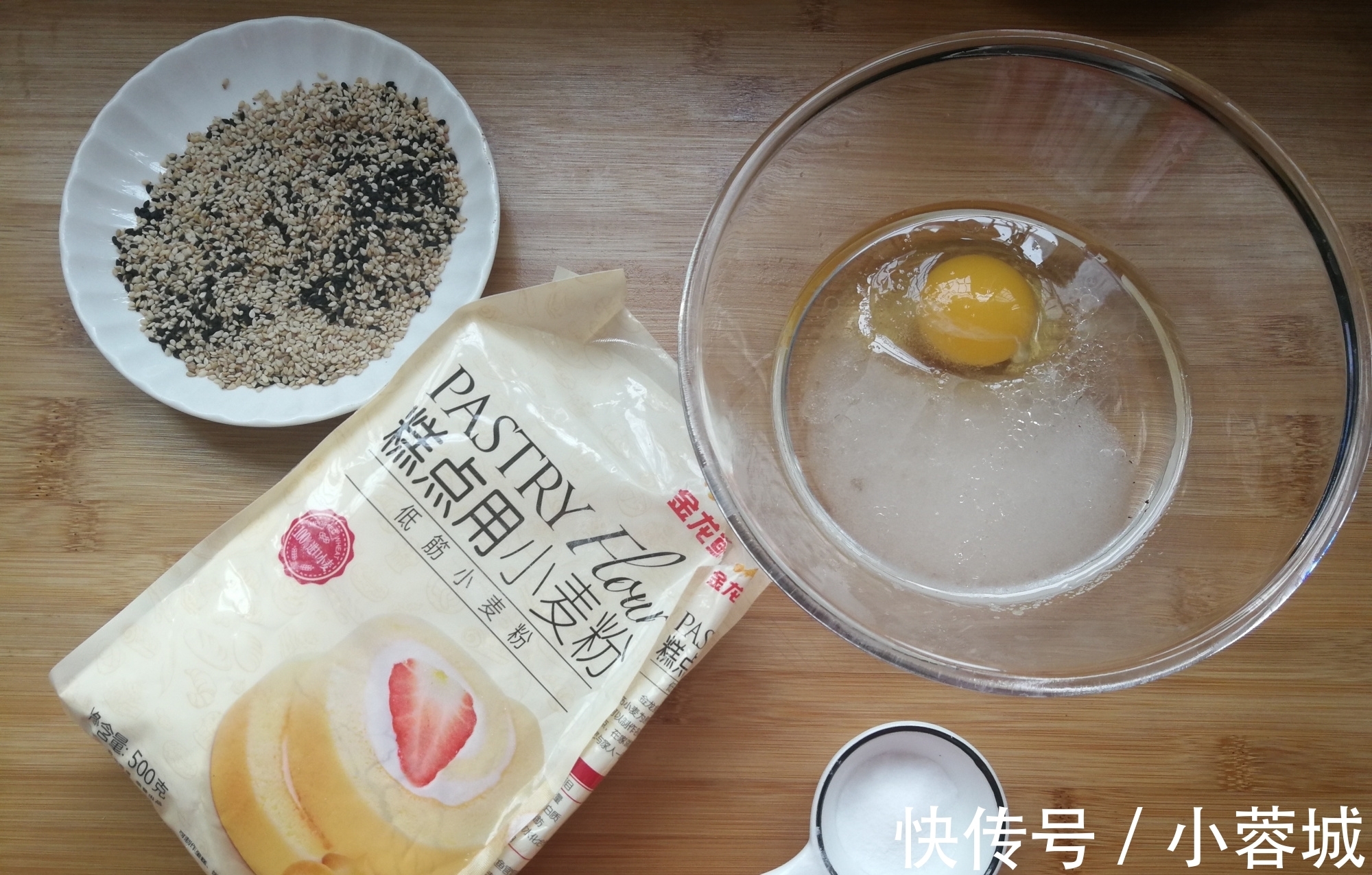 小苏打|一个鸡蛋一碗面粉,不发面不醒面,2分钟教你做开口笑,香甜酥脆