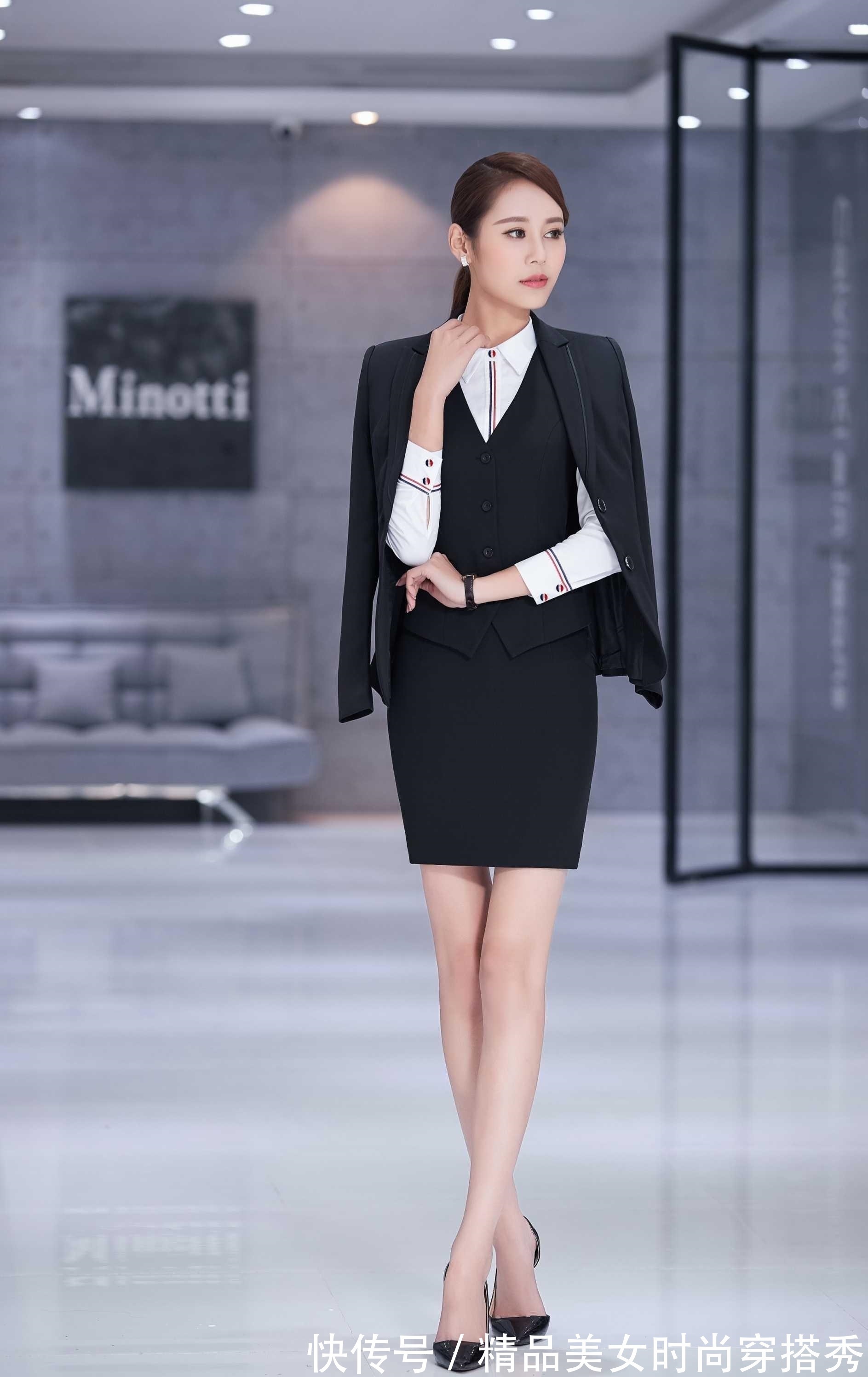 衬衫搭配 白色的衬衫搭配黑色的套装裙,经典又不失时尚感