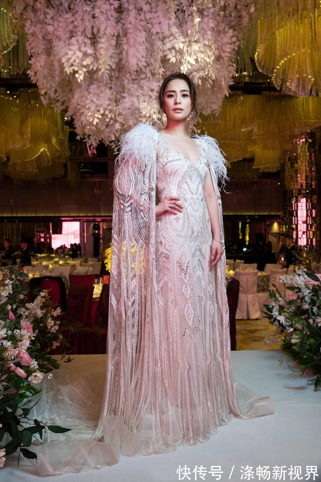 连衣裙|阿娇终于美回来了,穿缎面吊带连衣裙配卷发,美得“倾国倾城”