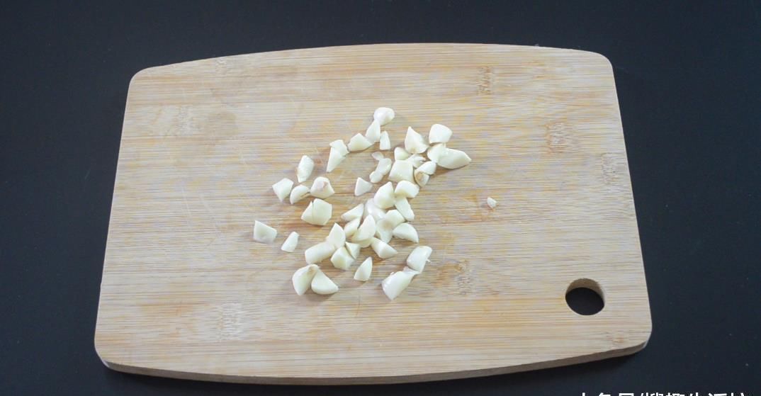 大蒜和白醋混合在一起, 这个作用太棒了, 解决了很多人的烦恼