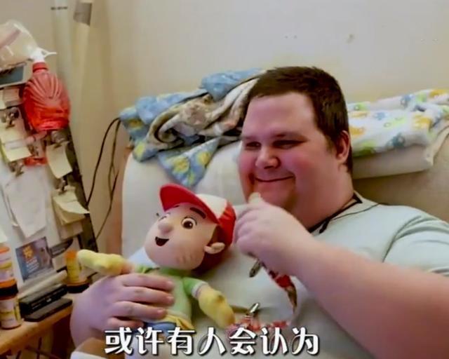成年|美国33岁“成年巨婴”,天天吃奶嘴穿纸尿裤,吃饭还要喂睡觉靠哄
