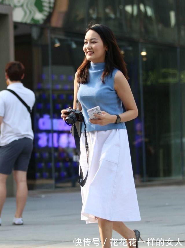 女生 夏日甜美女生这样穿,蓝色中领衫配白色半身裙,清新靓丽又显活力