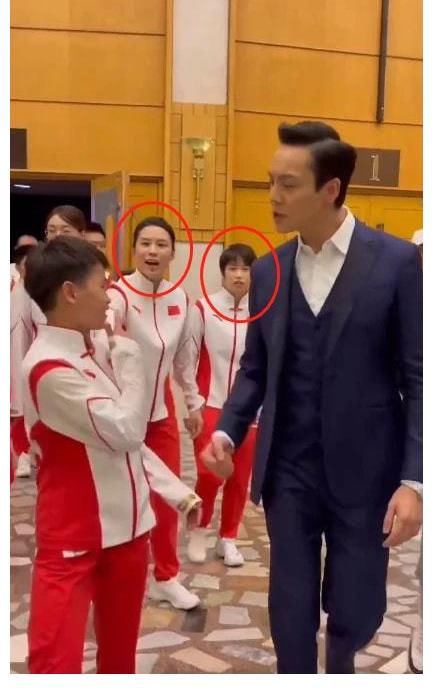 全红婵有多火?央视大合唱站C位,陈伟霆跟她热聊,邓超半蹲合影