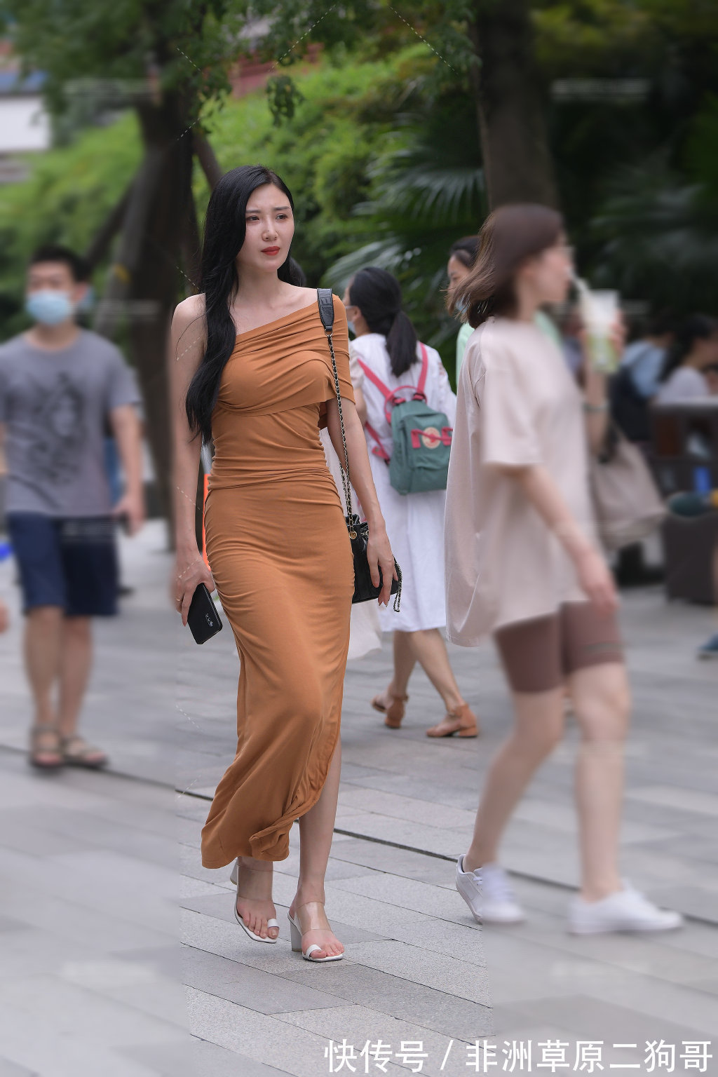 盐酷风 简约的背心上衣搭配运动裤子，清爽气息满满，这样穿搭很有活力