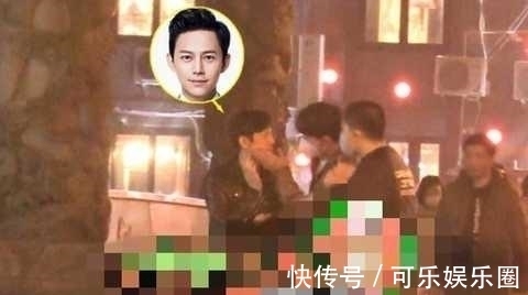马路|何炅深夜与男子手挽手压马路,大胆上演“摸脸杀”,十指紧扣同回酒店
