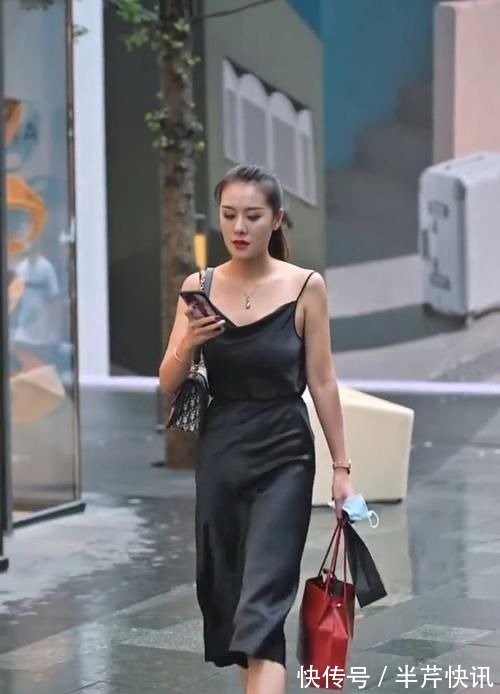 穿搭 别致的真丝短裙,小吊带看起来,就像是挂上去的!!