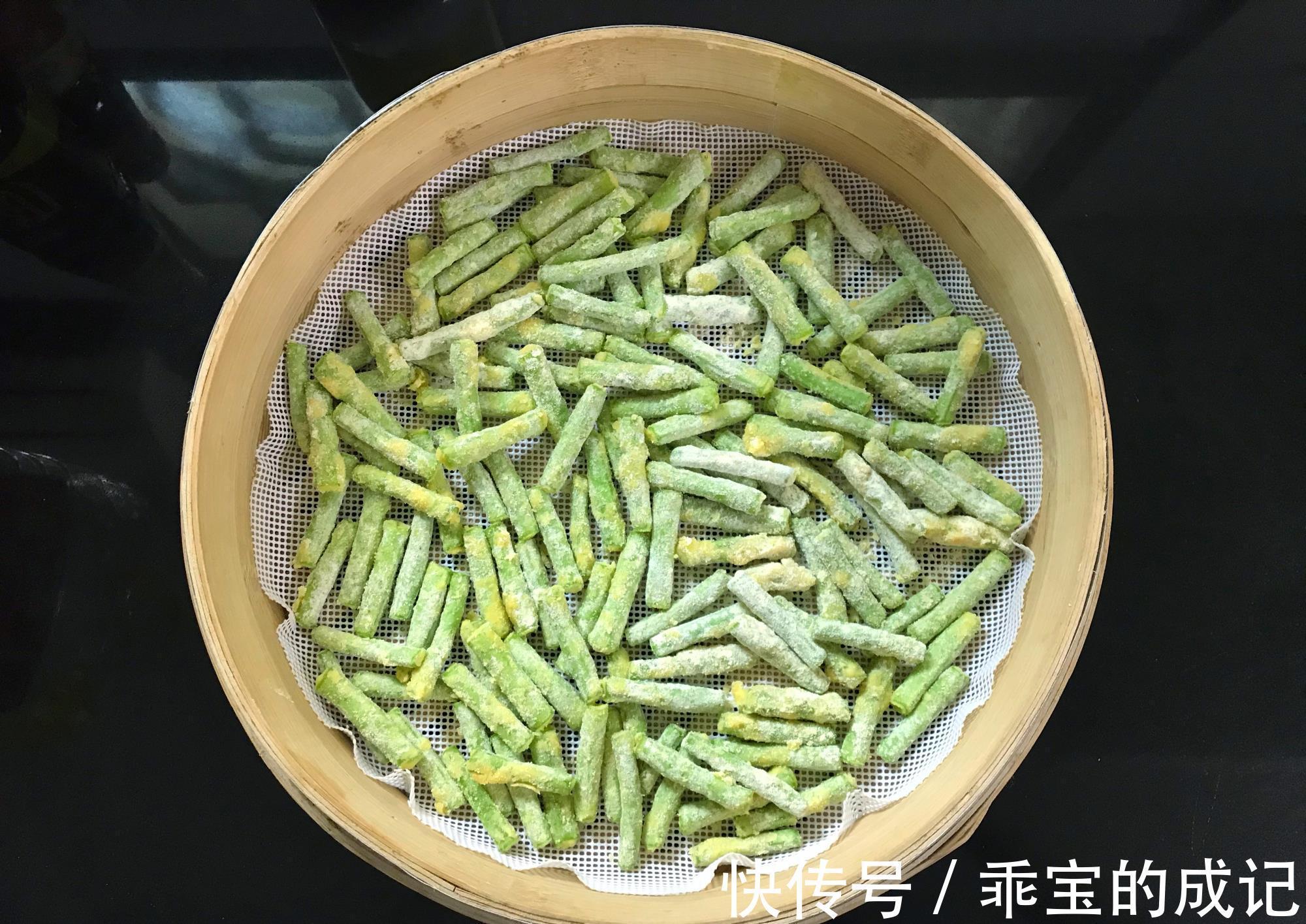 鸡蛋|豆角里打入1个鸡蛋,不炒不煮,没想到如此好吃,开胃解腻不长肉