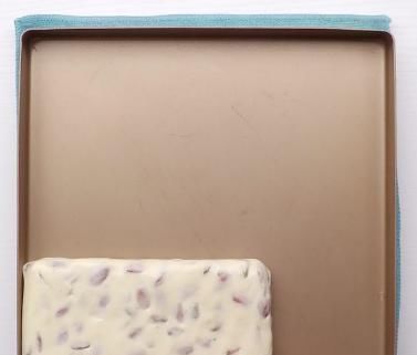 为了避开孩子,只能和老公偷偷在被窝吃,双层美味的巧克力牛轧糖