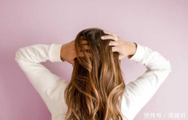 梳子|头发变白该吃什么好？给你几个预防白发的小妙招！
