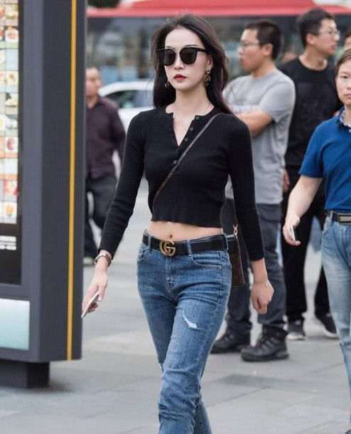 街拍小姐姐头戴鸭舌帽,身姿柔美,完美的A4腰让人羡慕不已