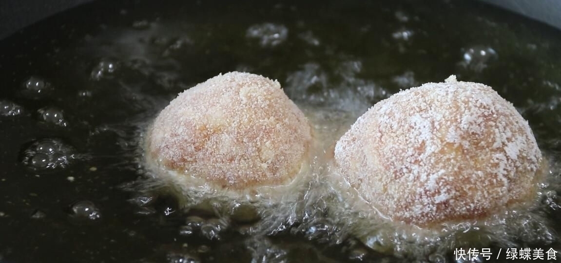 水煮蛋吃腻了,教你鸡蛋和猪肉的特色做法,外脆里嫩,里面流黄