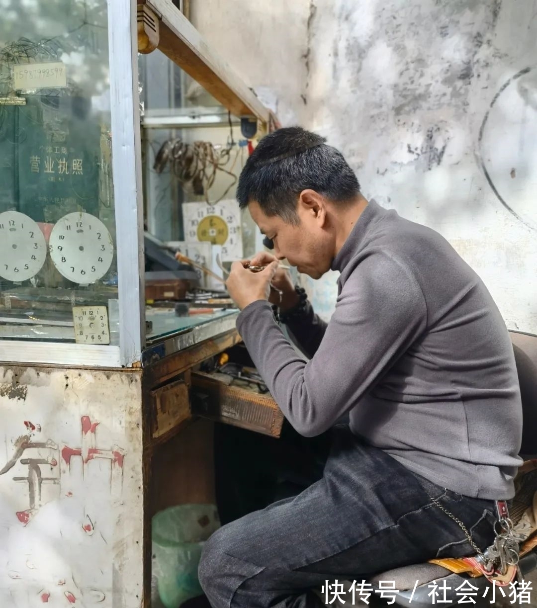 修表匠 墨江:修表匠 “嘀嗒”声中“修复”旧时光