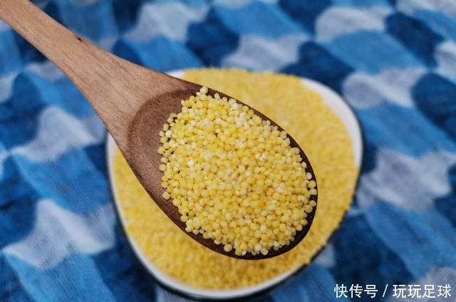 煮小米粥时,直接下锅是大错!多加这1步,米粥更黏稠,米油更厚!