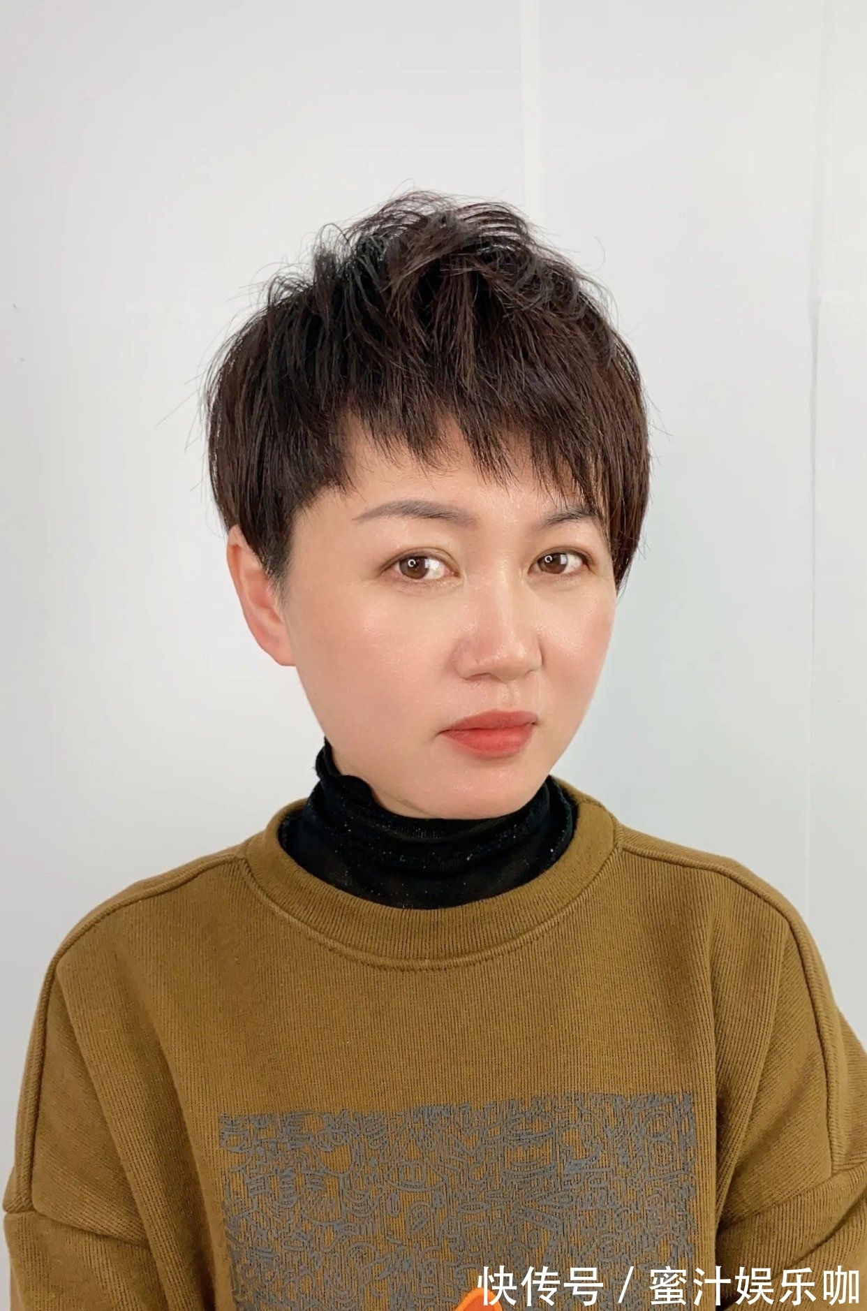 流行发型 大波浪半扎发利落短发,流行发型有多美?让人越看越想剪