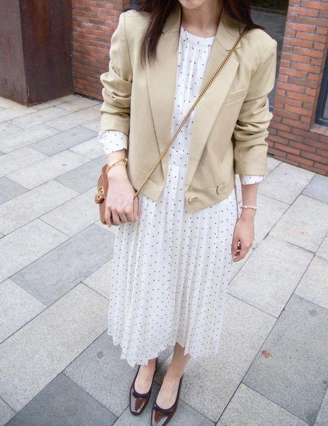 西服|想变成“商圈精英”的女神,试一试西服搭配波点连衣裙,高贵大气