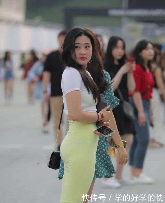 马尾辫 肉色长筒靴子搭配白色短裤,像行走的华尔兹,跳跃自己的灵魂!